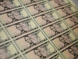 Dollar Firms After Us-Iran Strikes Spark Doubts Over Peace Deal