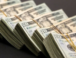 Dollar Hovers Near Six-Week High With Iran Uncertainty, Rate Hike Bets In Focus