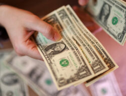 Inflation Fears And Iran Uncertainty Lift The Dollar
