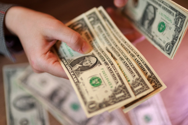 Inflation Fears And Iran Uncertainty Lift The Dollar Lynxmpem4I011 L