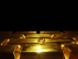 Gold Slips As Wti Crude Oil Rally Gains Fresh Momentum