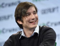 Robinhood To Lay Off 10% Of Staff Despite Strong Trading Volumes