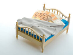 Eur/Usd Under Pressure As Fresh Downside Risks Emerge