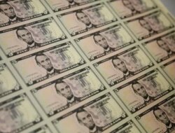 Dollar Slips As Fed Minutes Temper Hawkish Bets; Euro, Pound Edge Higher