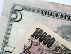 Dollar Falls Over 1% For July As U.s. Data, Fed Paint A Muddy Picture On Inflation