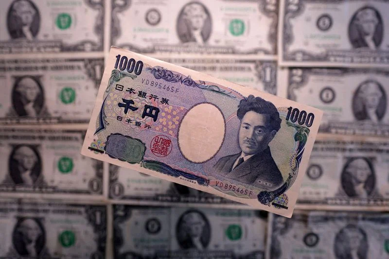 Dollar Steady Before Us Inflation Data, Yen Under Pressure Lynxmpem6D01G L