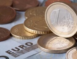 German Yields Ease From Multi-Year Peaks; $100 Oil Surge Threatens Euro Growth