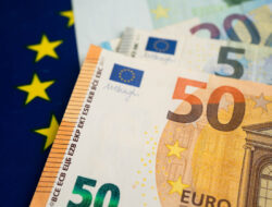 Eur/Usd Ahead Of A Key Week: Holding Near Lows