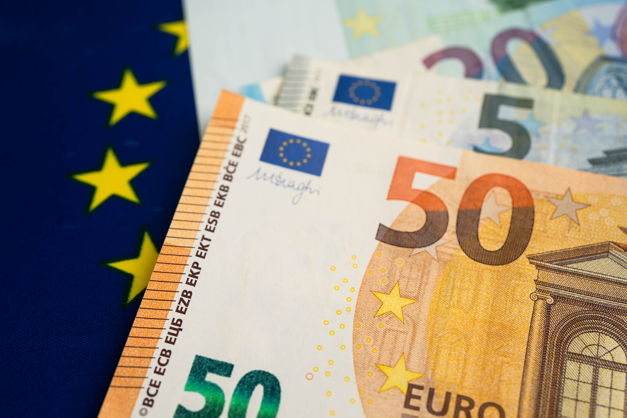 Eur/Usd Ahead Of A Key Week: Holding Near Lows F Eur230