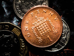 Pound Awaits Tighter Policy From Bank Of England
