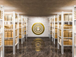 Gold Declines: Fed Policy And Geopolitics Weigh