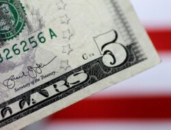 Rand Holds Near Five-Month High Despite Mining Output Drop